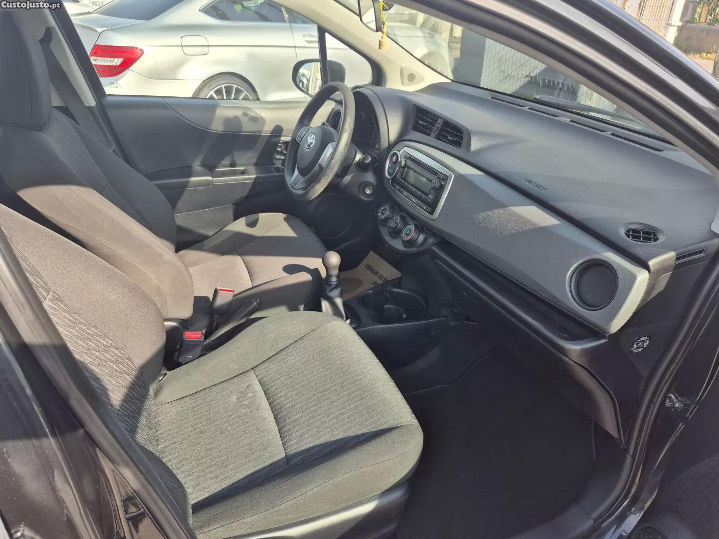Toyota Yaris 1.0 vvt-i comfort+ac+vsc — fotografia 11