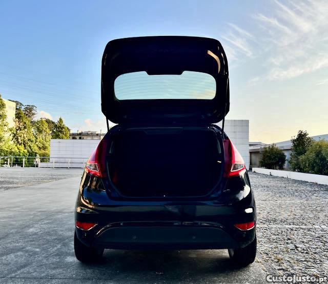 Ford Fiesta 1.25i 16V TITANIUM PLUS+ 82CV | COMO NOVO | BLUETOOTH | MÃOS LIVRES | USB | VIDROS PRIVACY — fotografia 3