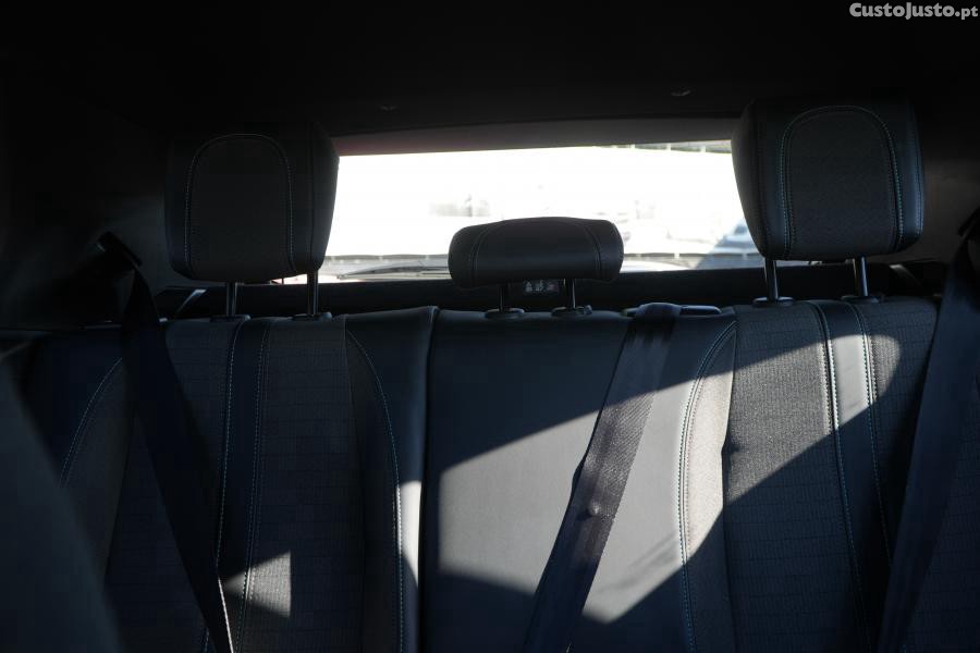 Peugeot e-2008 50 kWh Allure Pack — fotografia 3