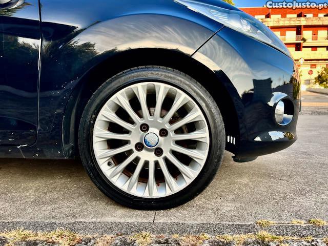 Ford Fiesta 1.25i 16V TITANIUM PLUS+ 82CV | COMO NOVO | BLUETOOTH | MÃOS LIVRES | USB | VIDROS PRIVACY — fotografia 2