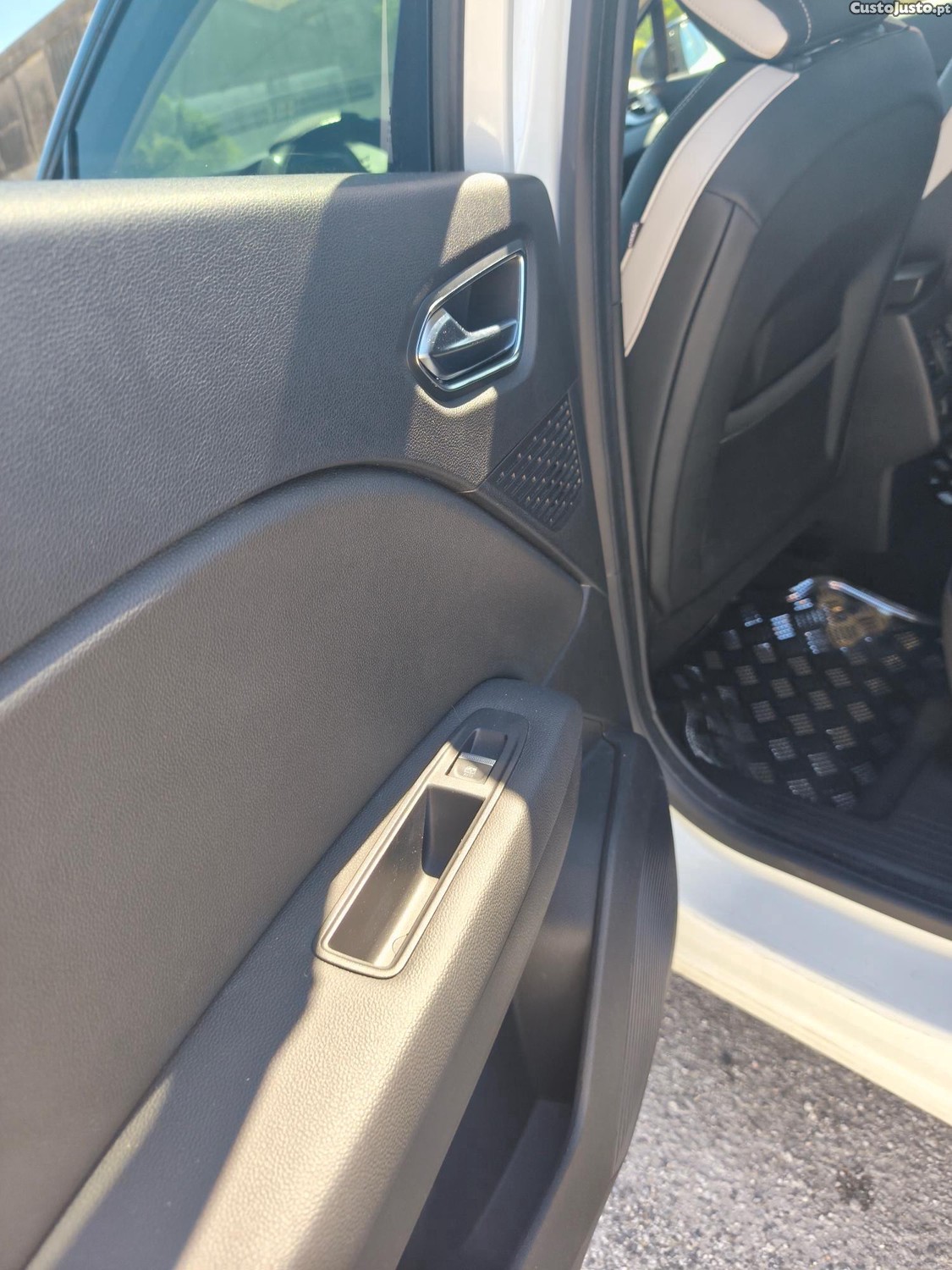 Renault Captur 1.0 TCE EXCLUSIVE — fotografia 3