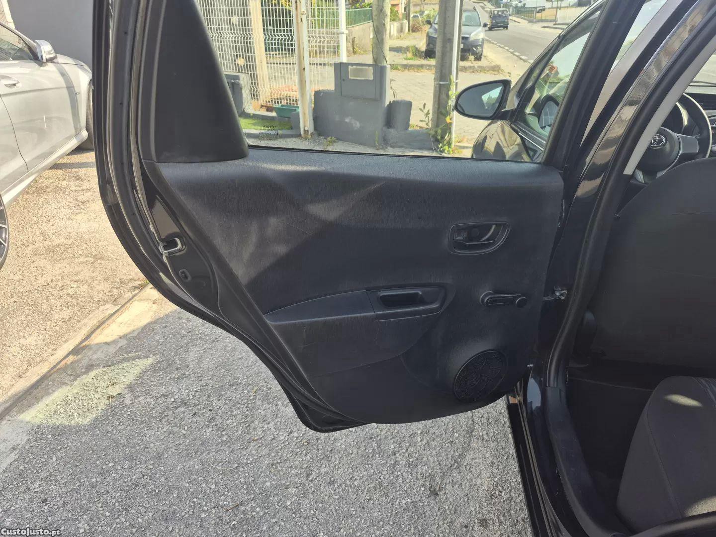 Toyota Yaris 1.0 vvt-i comfort+ac+vsc — fotografia 8