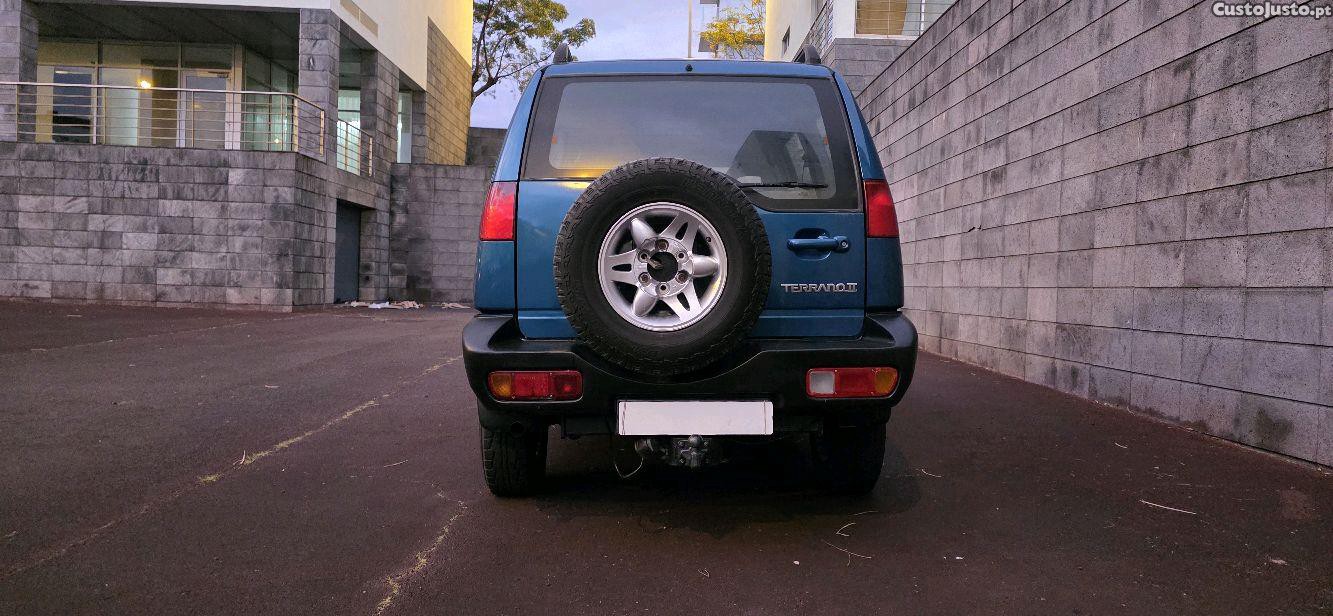 Nissan Terrano 2 4x4 de 7 Lugares impecável — fotografia 4