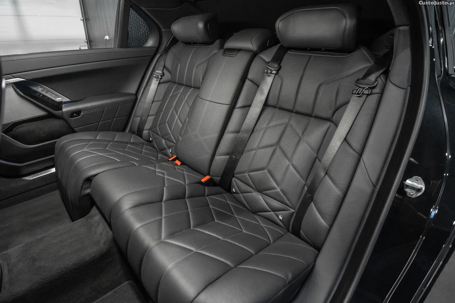 BMW 750 e xDrive Pack Desportivo M — fotografia 2