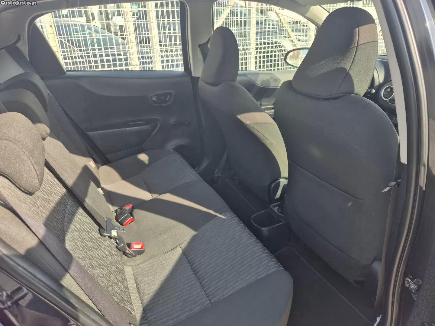 Toyota Yaris 1.0 vvt-i comfort+ac+vsc — fotografia 4