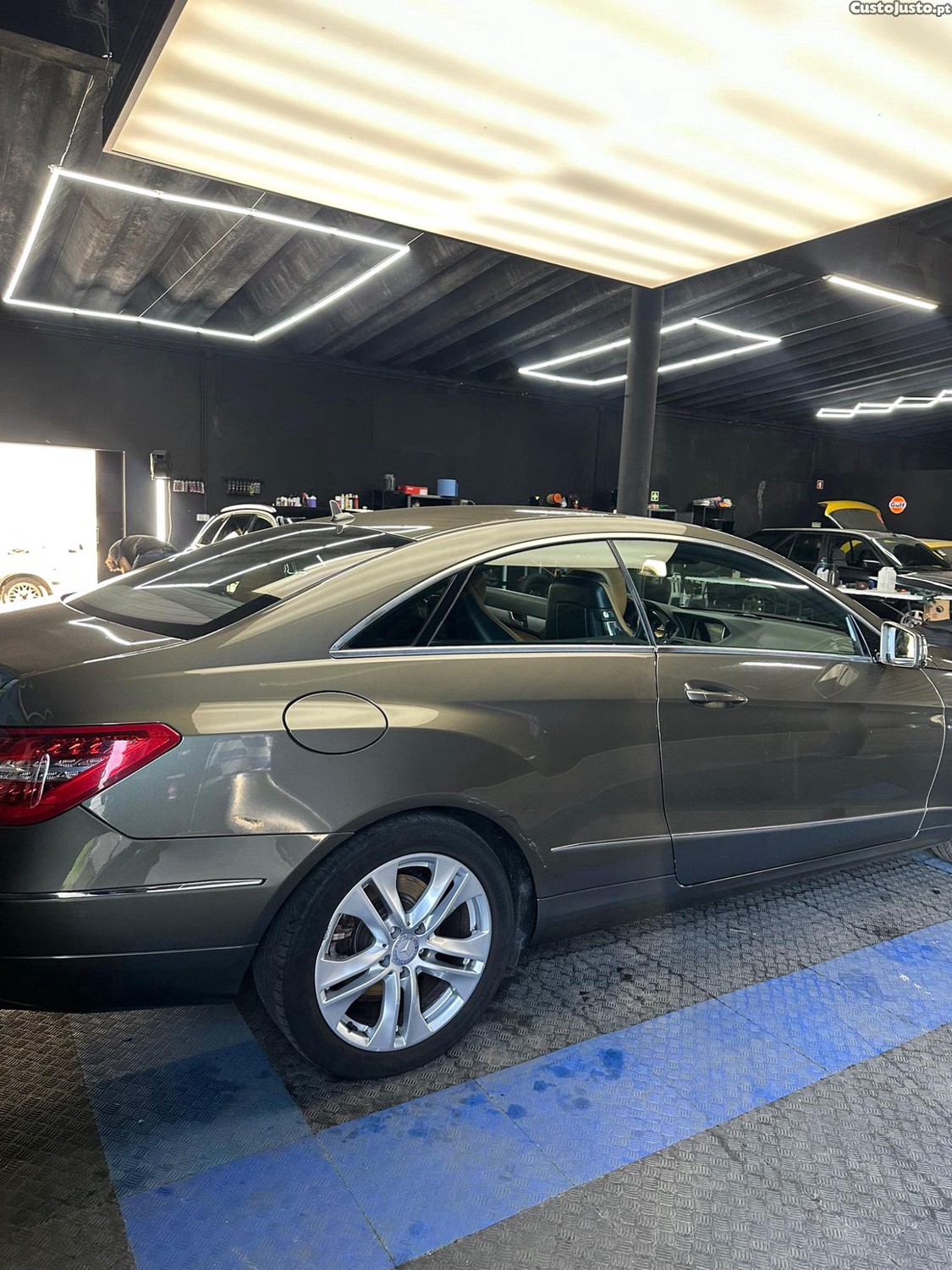 Mercedes-Benz E 220 COUPÉ — fotografia 8
