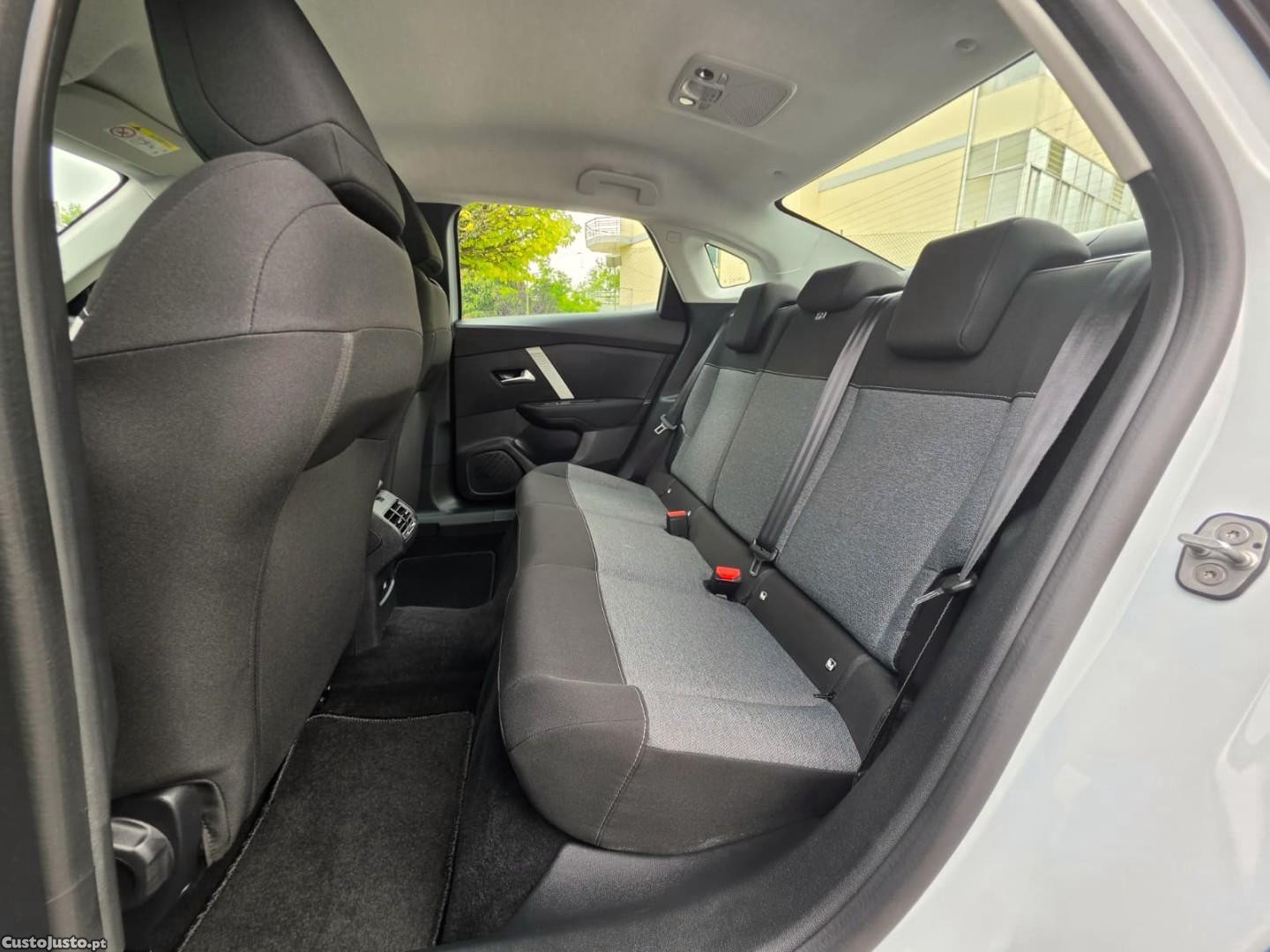 Citroën C4 X 1.2 Hybrid Max e-DSC6 — fotografia 11