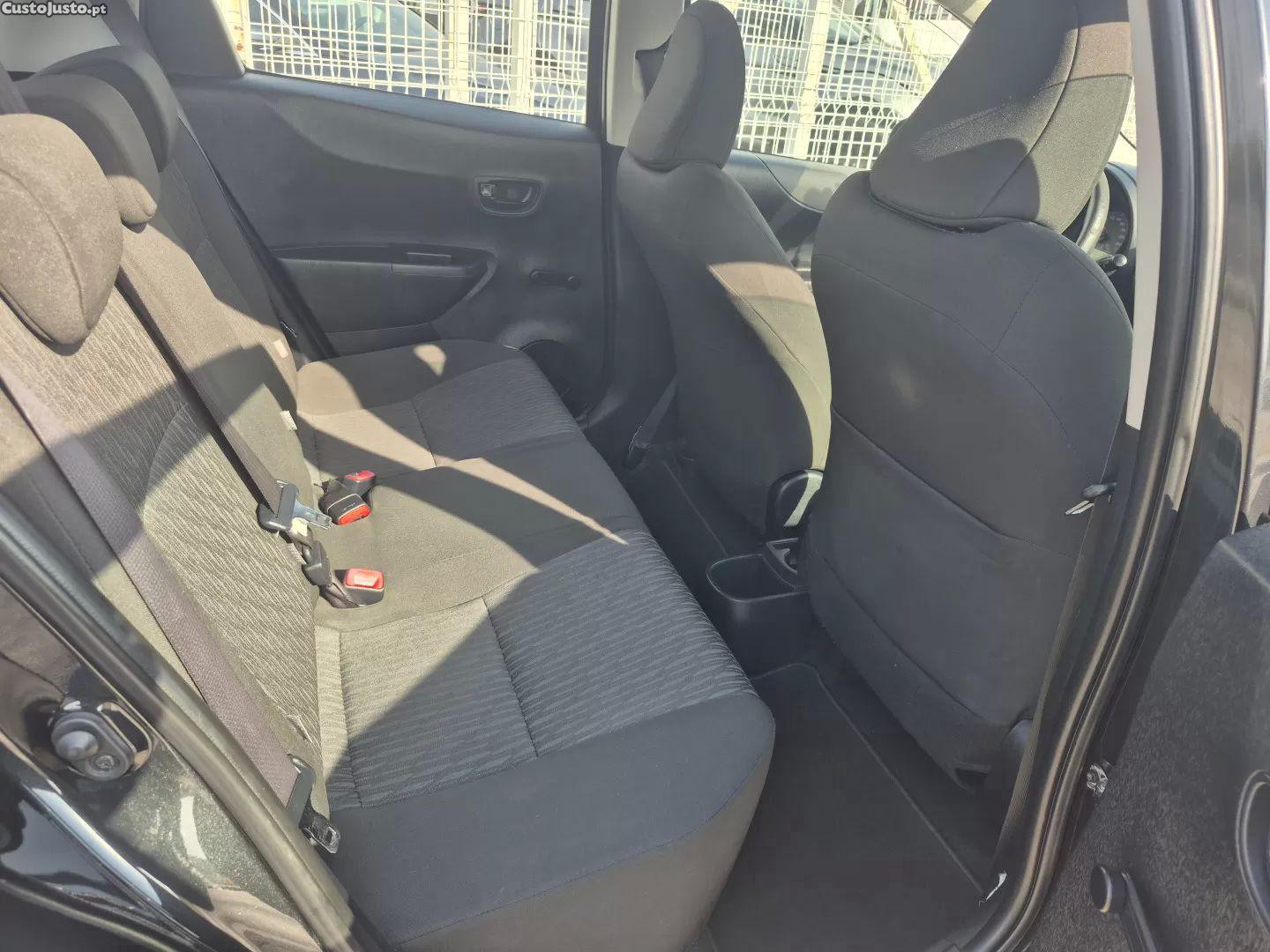 Toyota Yaris 1.0 vvt-i comfort+ac+vsc — fotografia 2