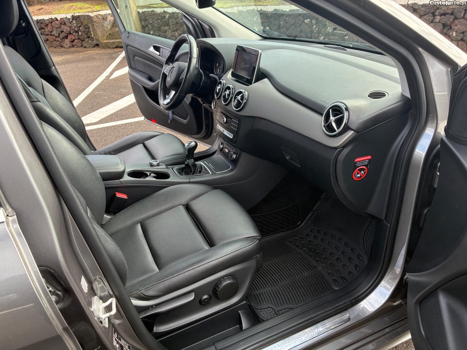 Mercedes-Benz B 180 Urban — fotografia 4