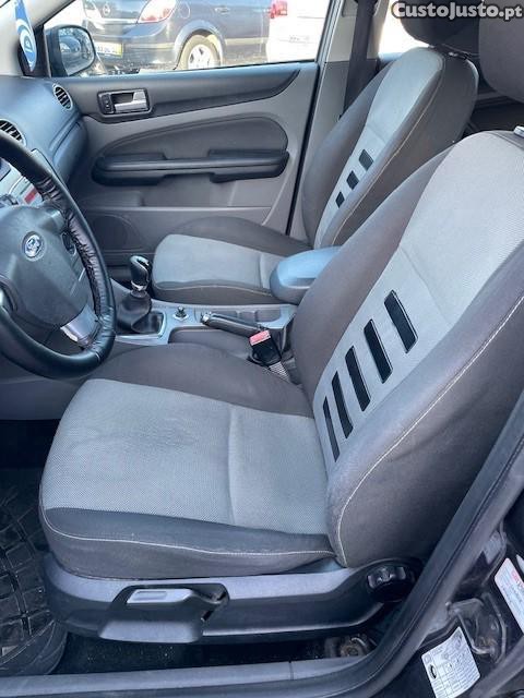 Ford Focus 1.6 TDCi S — fotografia 9
