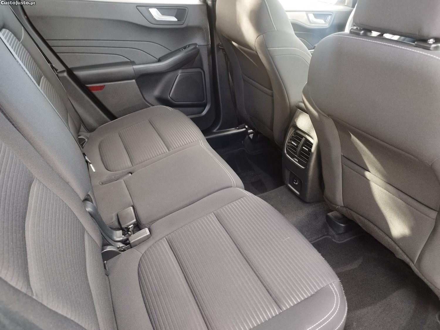 Ford Kuga 1.5 TDCI TITANIUM AUTO — fotografia 8