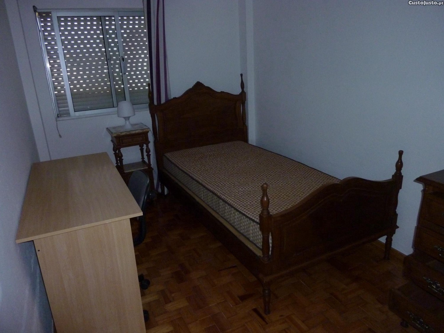 Quarto individual em apartamento para três estudantes.