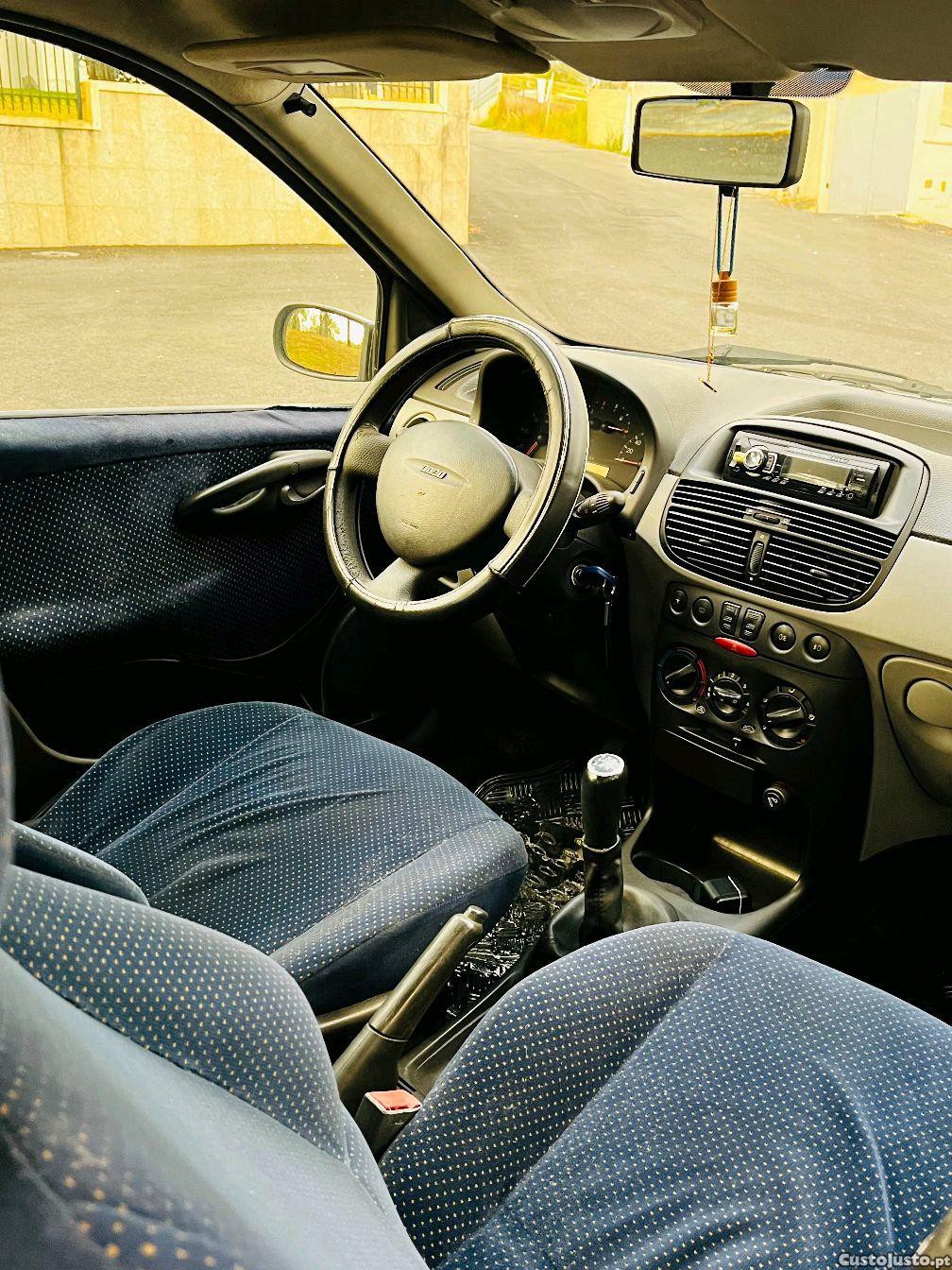 Fiat Punto 1.9 JTD — fotografia 2