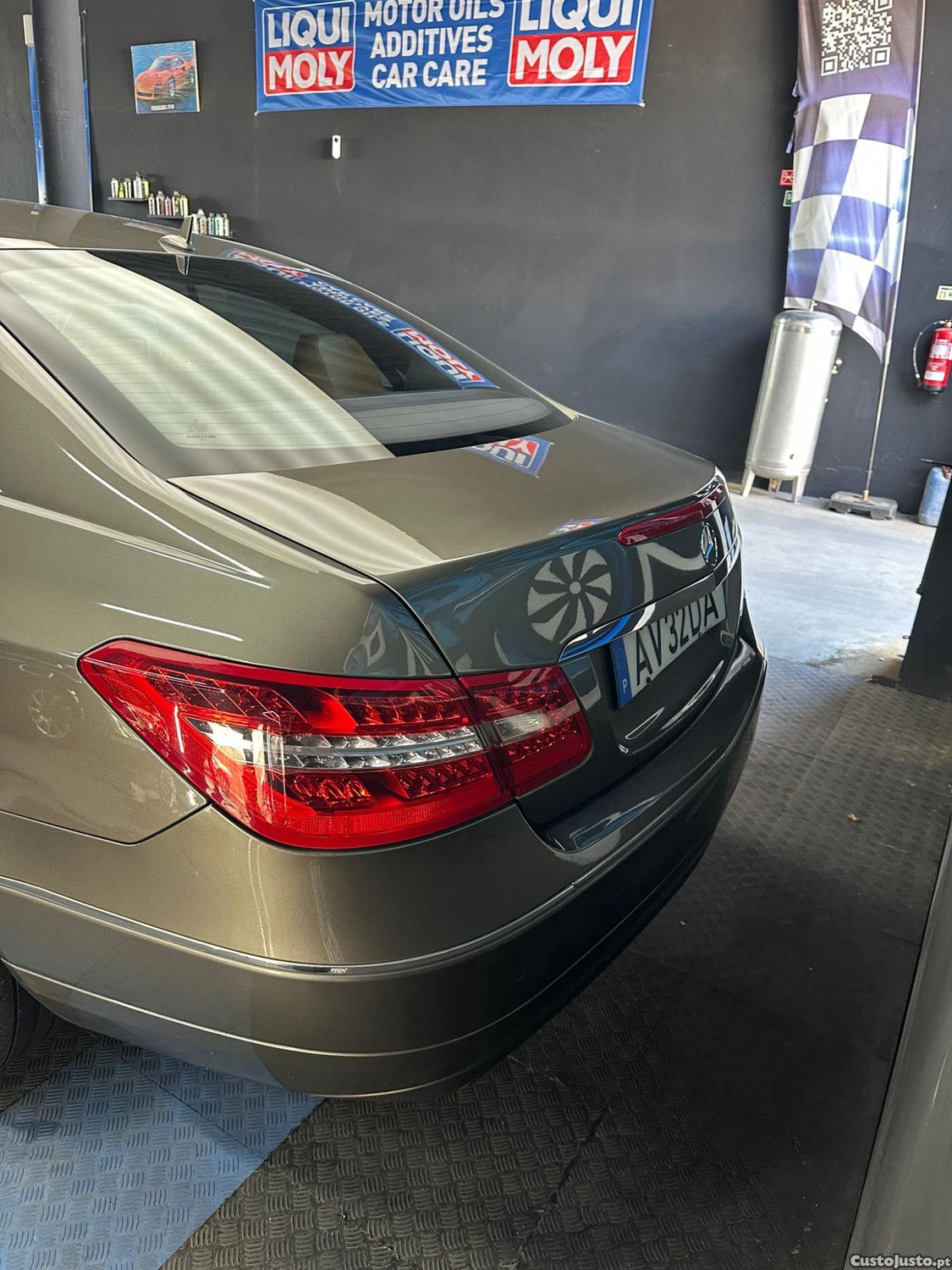 Mercedes-Benz E 220 COUPÉ — fotografia 9
