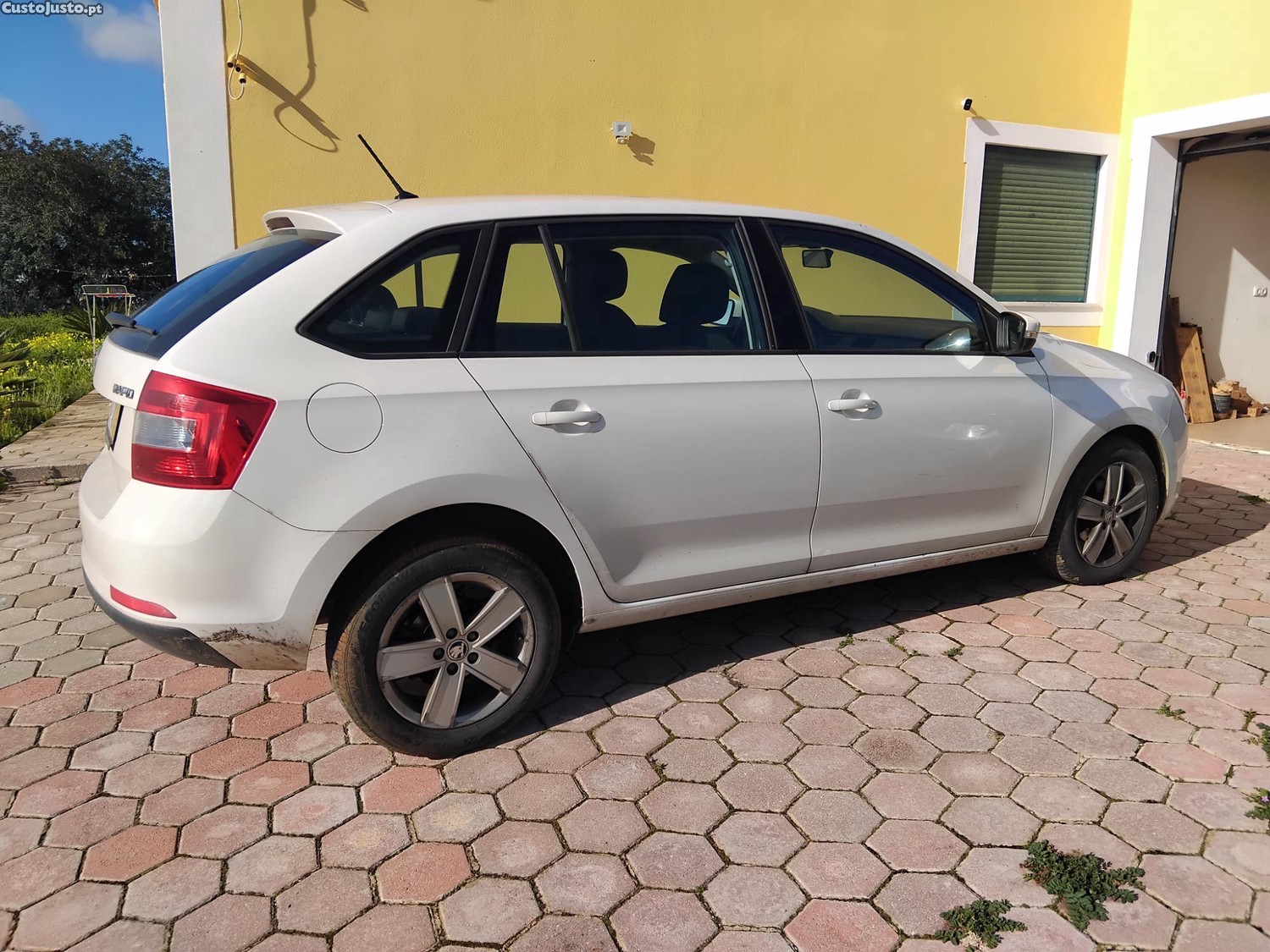 Skoda Rapid Spaceback 1.4 tdi dsg — fotografia 4