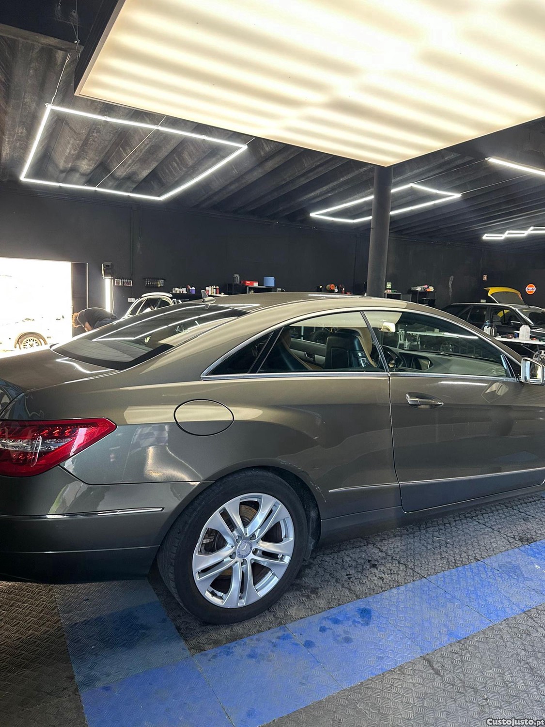 Mercedes-Benz E 220 COUPÉ — fotografia 10