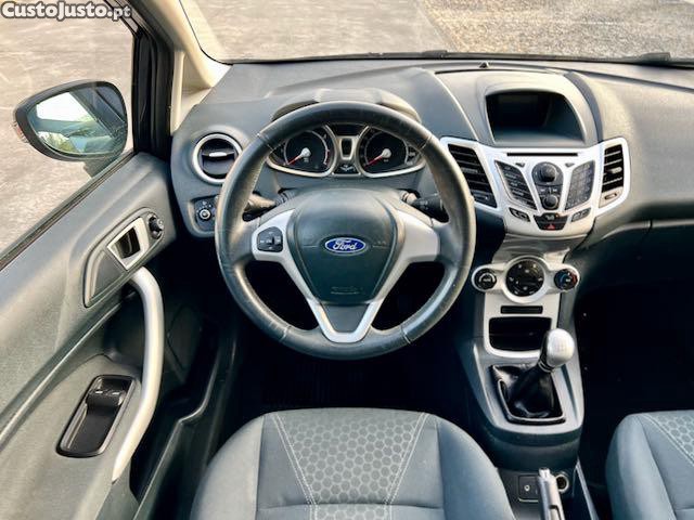 Ford Fiesta 1.25i 16V TITANIUM PLUS+ 82CV | COMO NOVO | BLUETOOTH | MÃOS LIVRES | USB | VIDROS PRIVACY — fotografia 8
