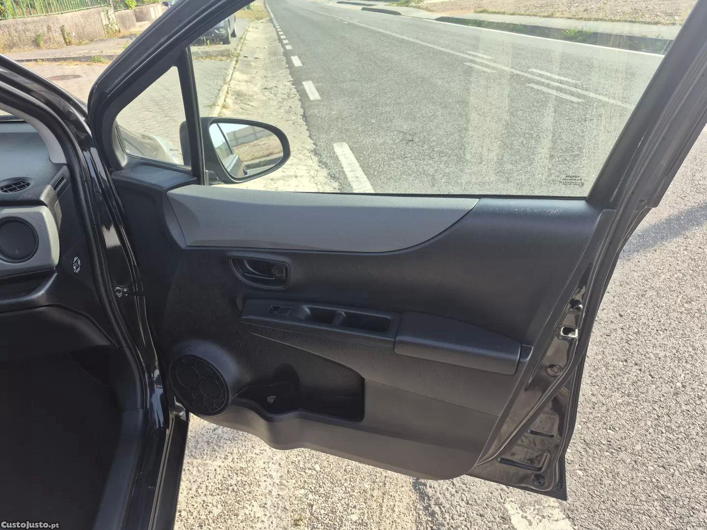 Toyota Yaris 1.0 vvt-i comfort+ac+vsc — fotografia 12