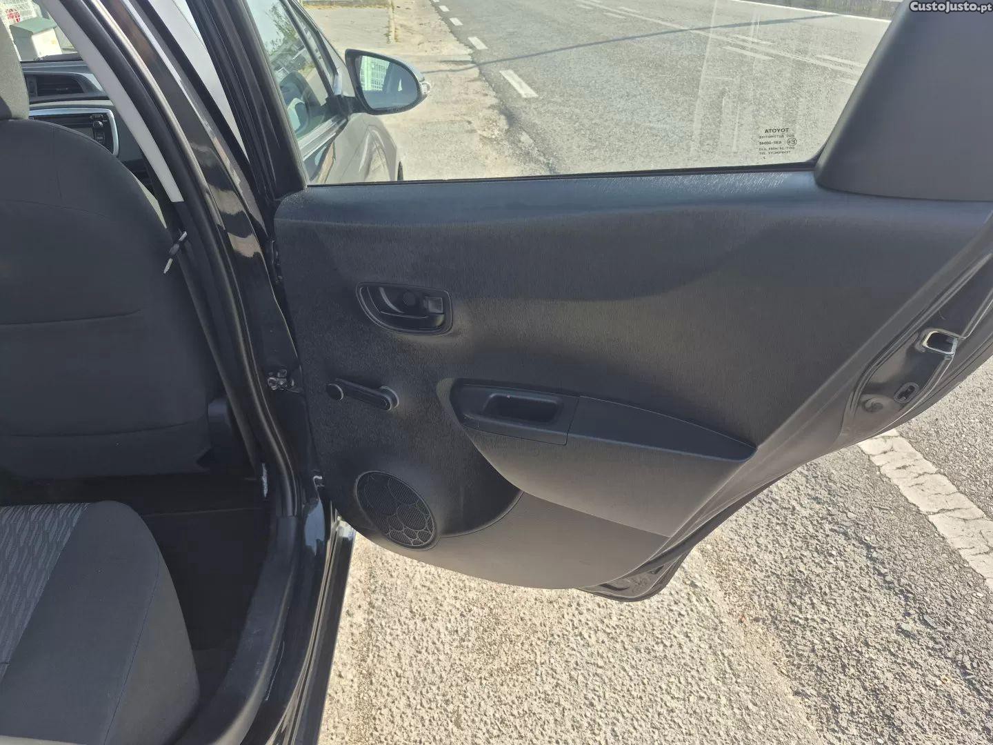Toyota Yaris 1.0 vvt-i comfort+ac+vsc — fotografia 5