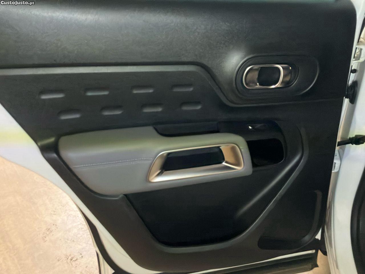 Citroën C5 Aircross 1.6 Hybrid Shine e-EAT8 — fotografia 16