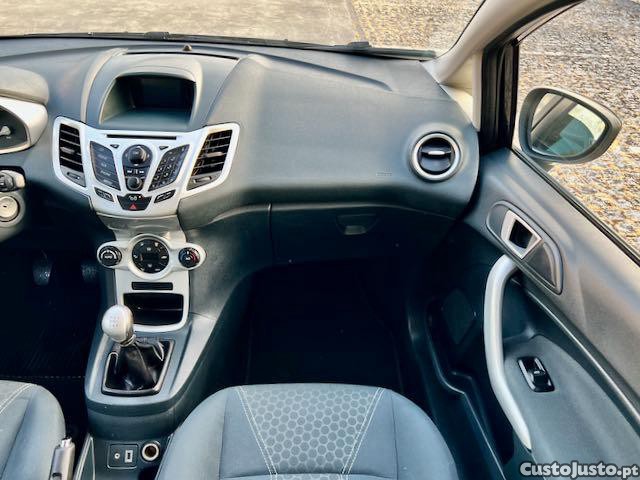 Ford Fiesta 1.25i 16V TITANIUM PLUS+ 82CV | COMO NOVO | BLUETOOTH | MÃOS LIVRES | USB | VIDROS PRIVACY — fotografia 7