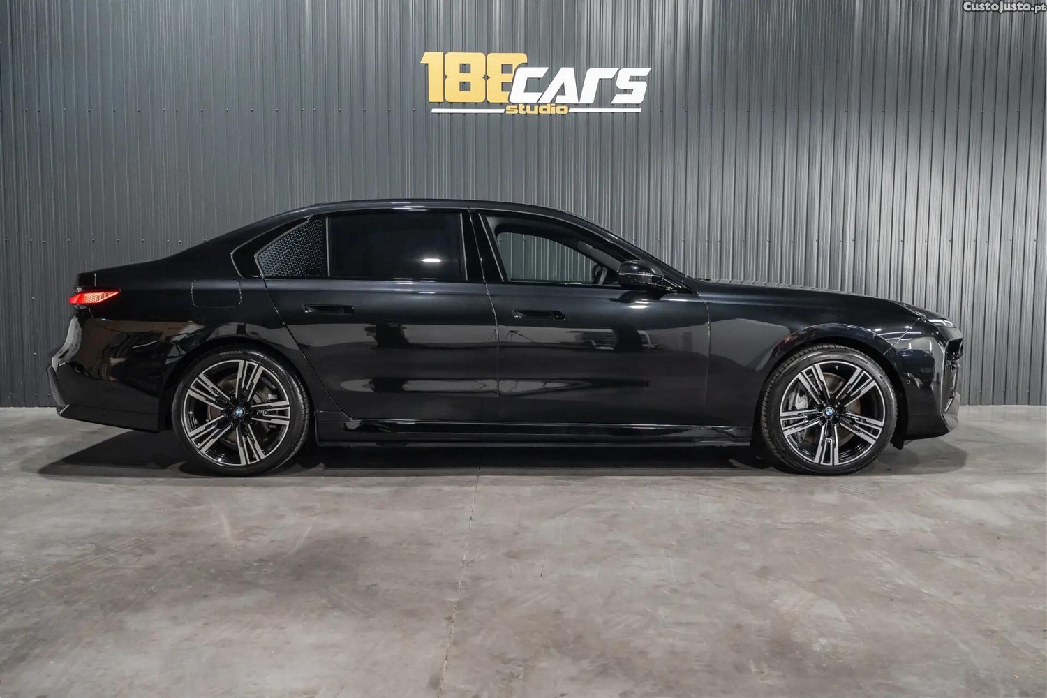 BMW 750 e xDrive Pack Desportivo M — fotografia 22