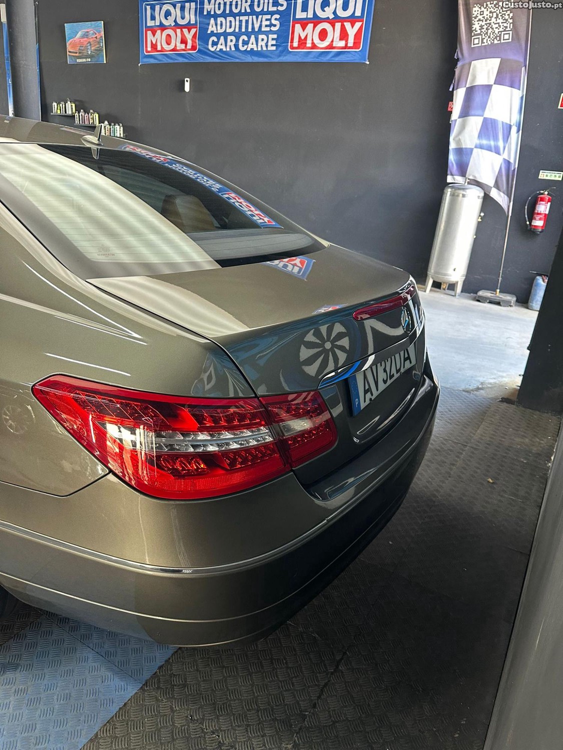 Mercedes-Benz E 220 COUPÉ — fotografia 4