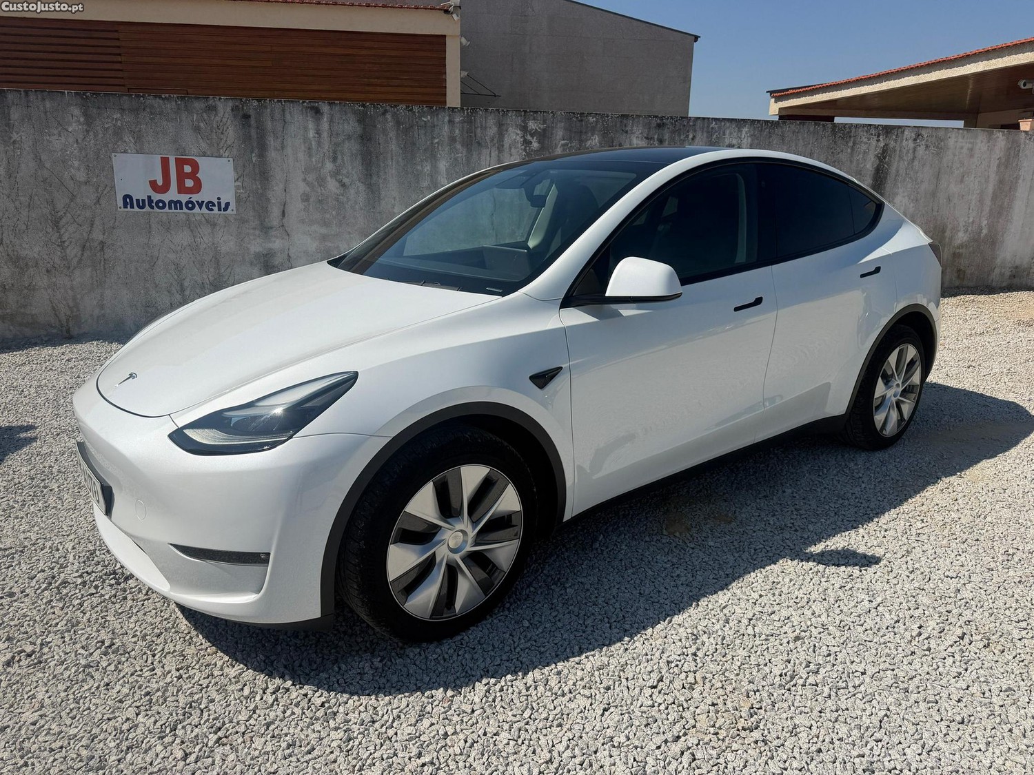 Tesla Model Y Long Range Dual Motor AWD — fotografia 17