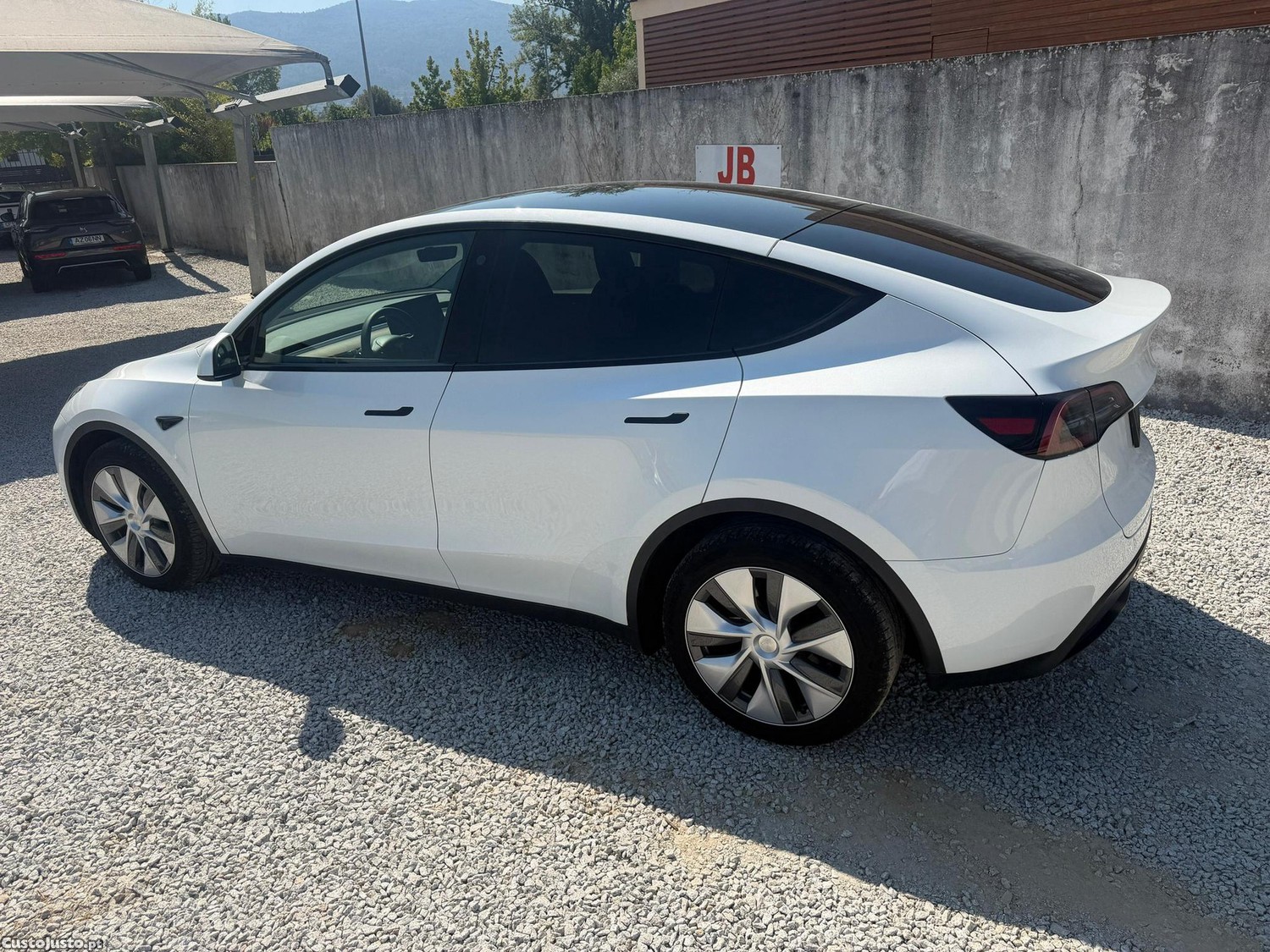 Tesla Model Y Long Range Dual Motor AWD — fotografia 13