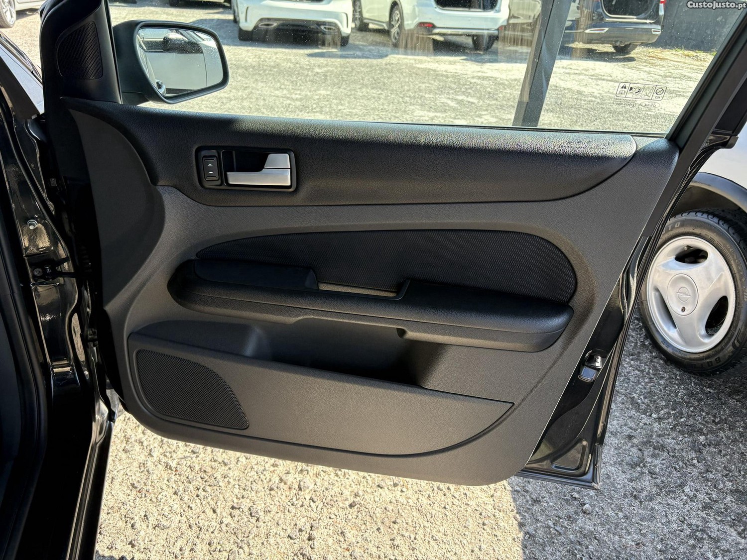 Ford Focus SW 1.6 TDCi Connec. — fotografia 13