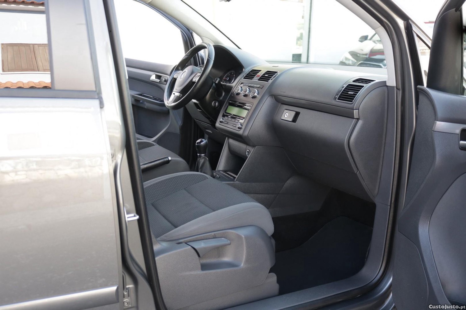 Volkswagen Touran 1.6 TDI BlueMotion Confortline 7L — fotografia 45