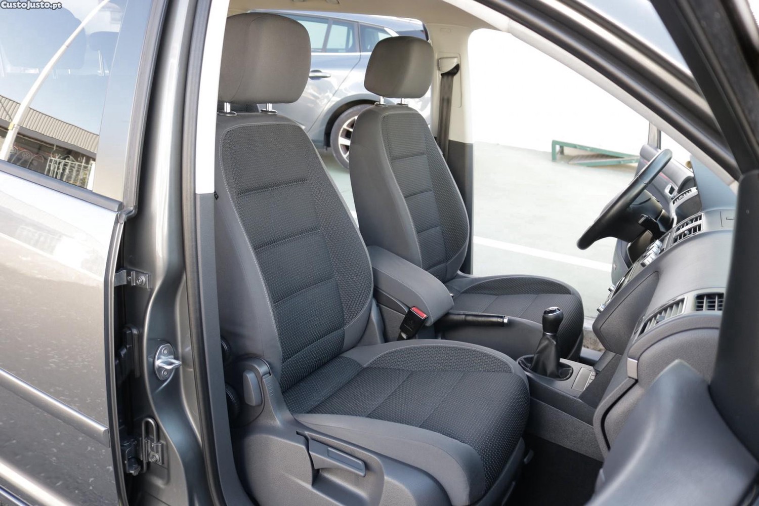 Volkswagen Touran 1.6 TDI BlueMotion Confortline 7L — fotografia 44