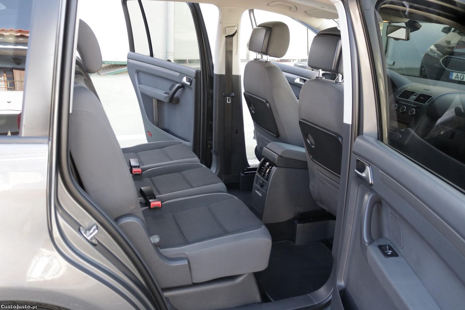 Volkswagen Touran 1.6 TDI BlueMotion Confortline 7L — fotografia 41