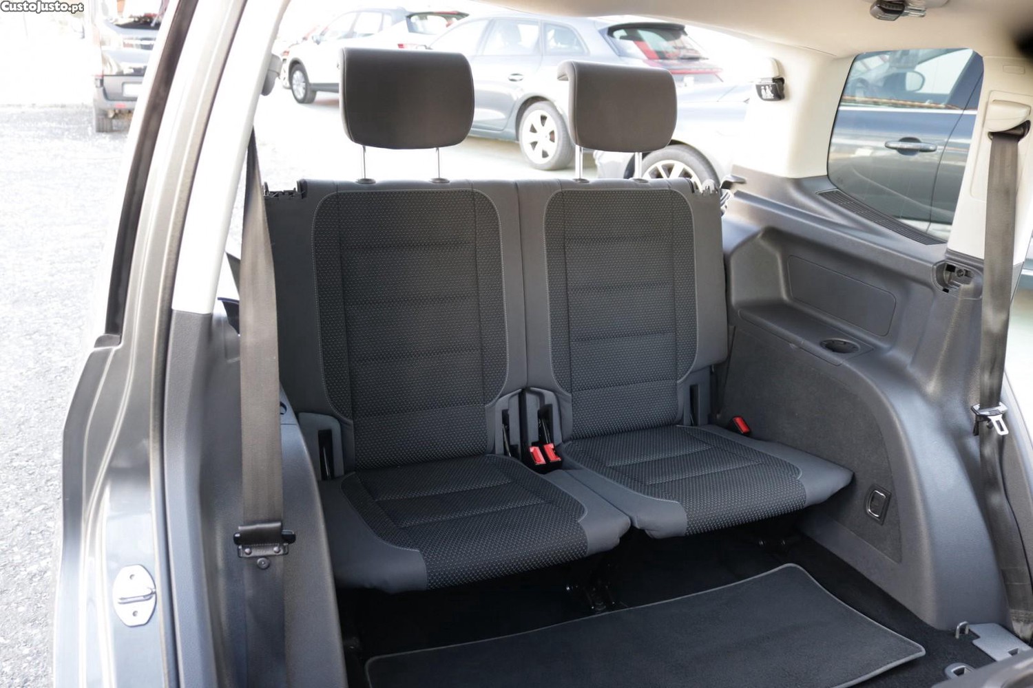 Volkswagen Touran 1.6 TDI BlueMotion Confortline 7L — fotografia 33