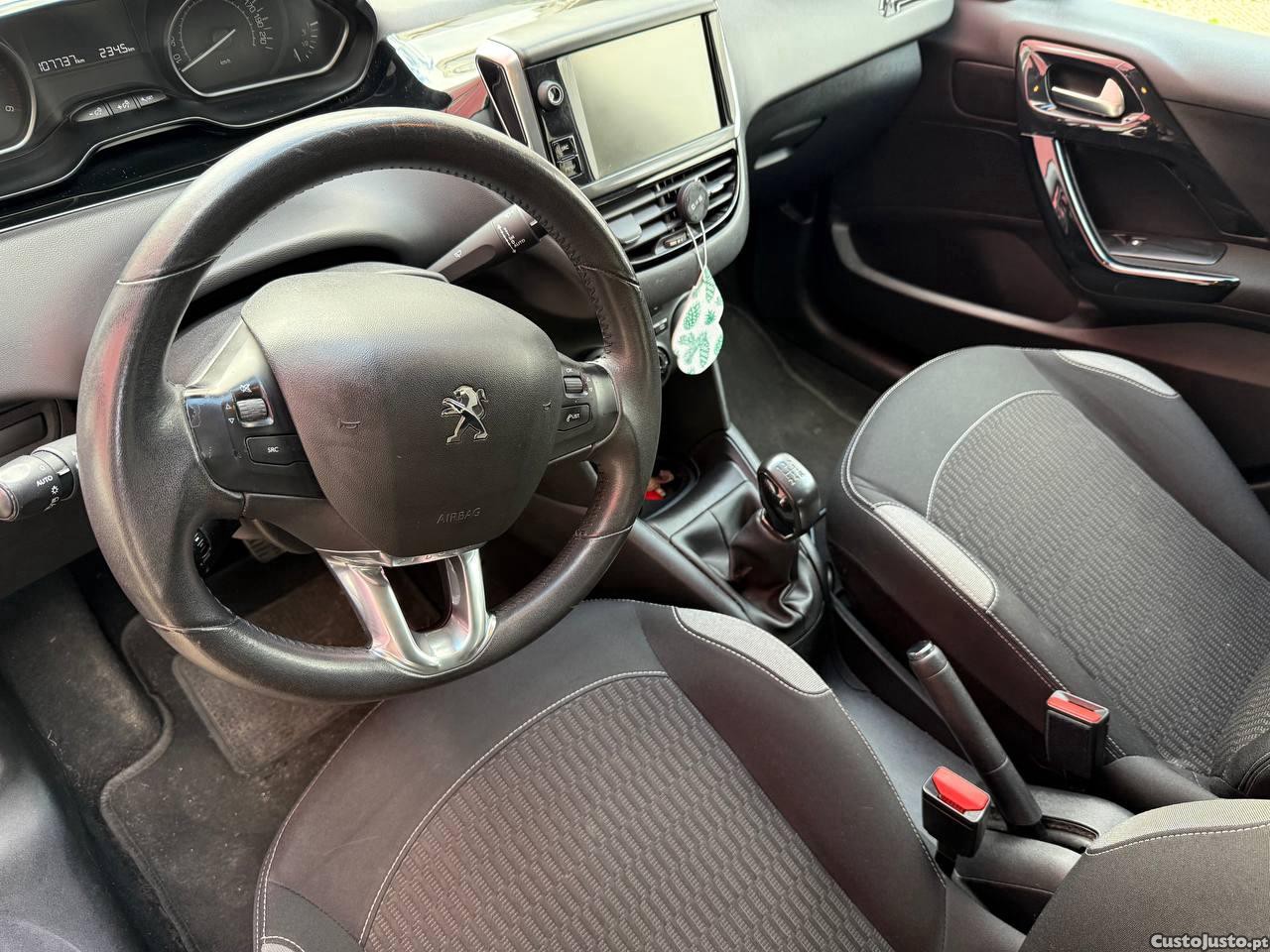 Peugeot 208 1.6Blue HDi — fotografia 2