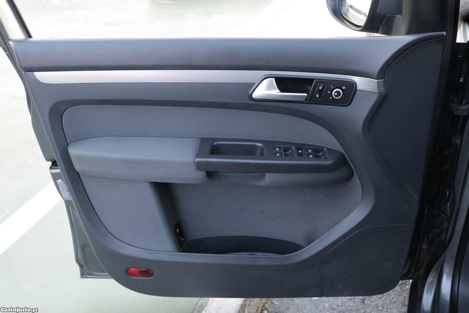 Volkswagen Touran 1.6 TDI BlueMotion Confortline 7L — fotografia 30