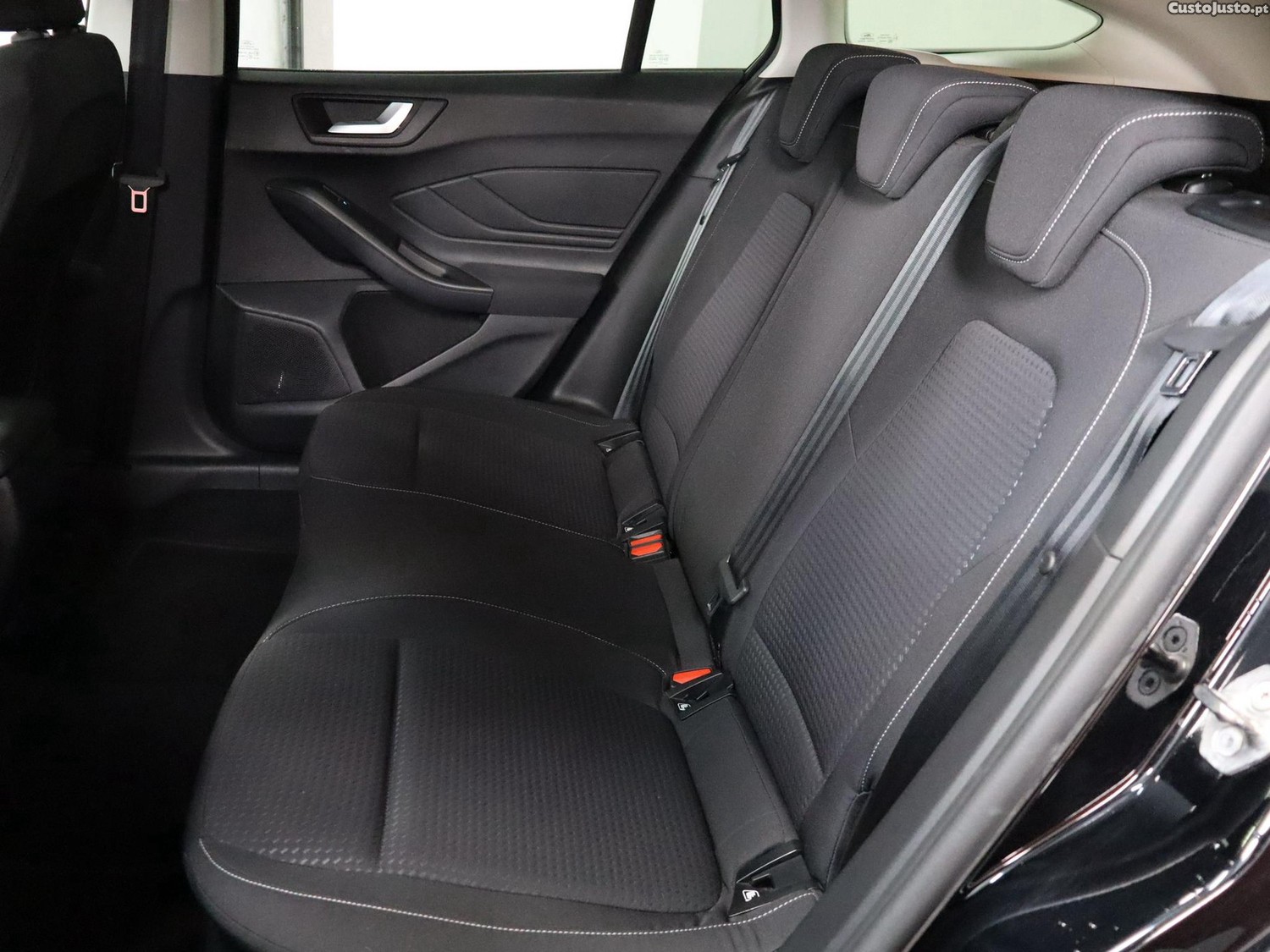 Ford Focus SW 1.5 TDCi EcoBlue Titanium — fotografia 11
