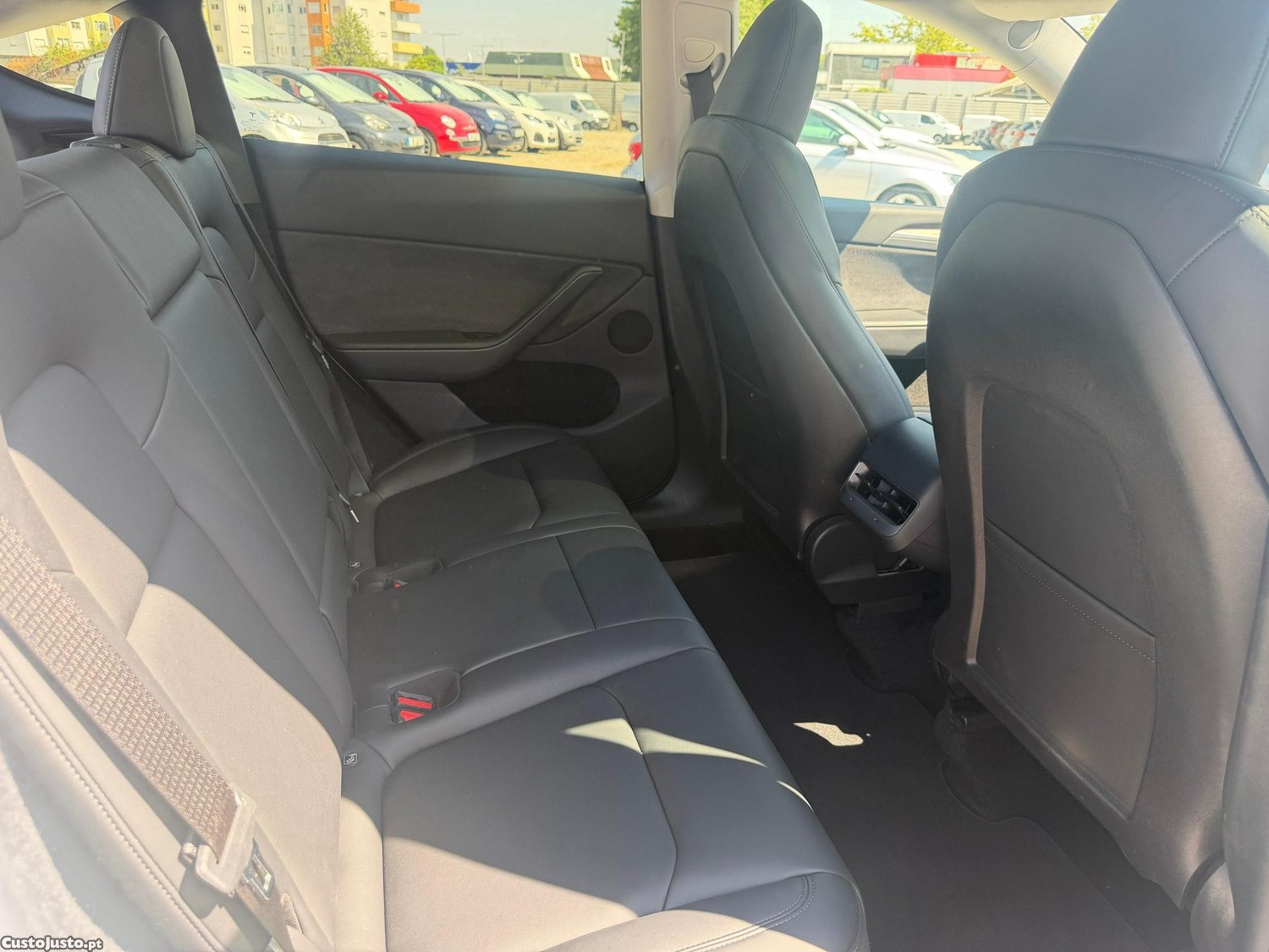 Tesla Model Y Long Range Dual Motor AWD — fotografia 4