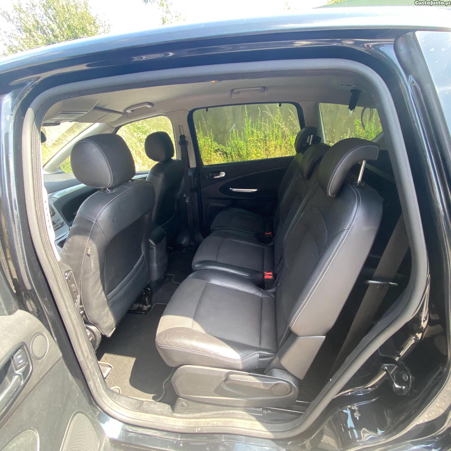 Ford S-Max Titanium 2.0 TDI 140 CV 7 Lugares — fotografia 3