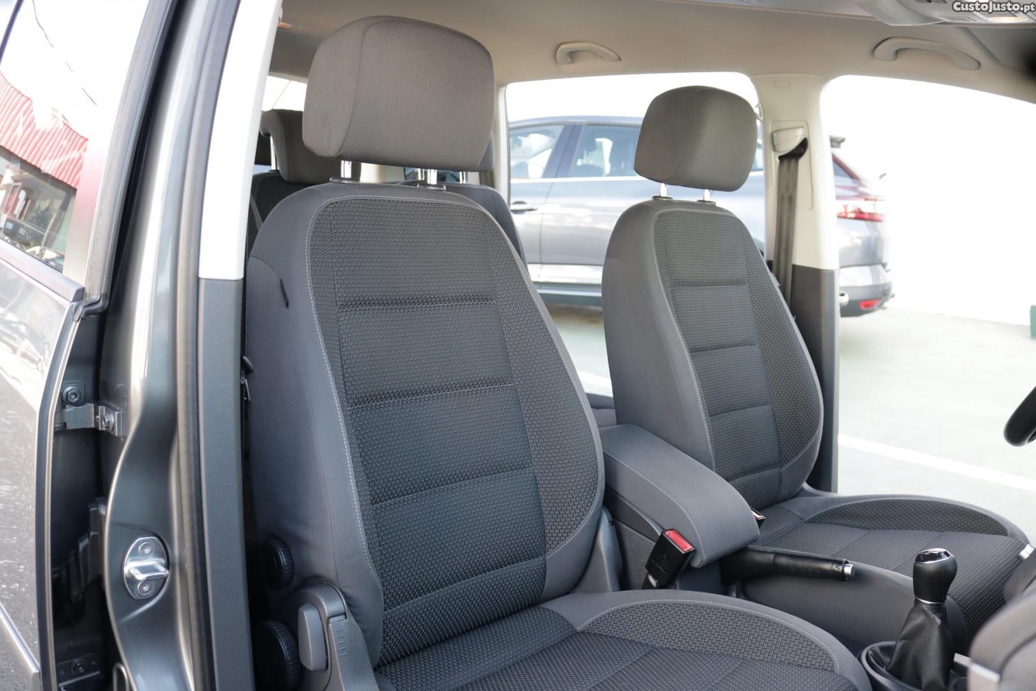 Volkswagen Touran 1.6 TDI BlueMotion Confortline 7L — fotografia 43