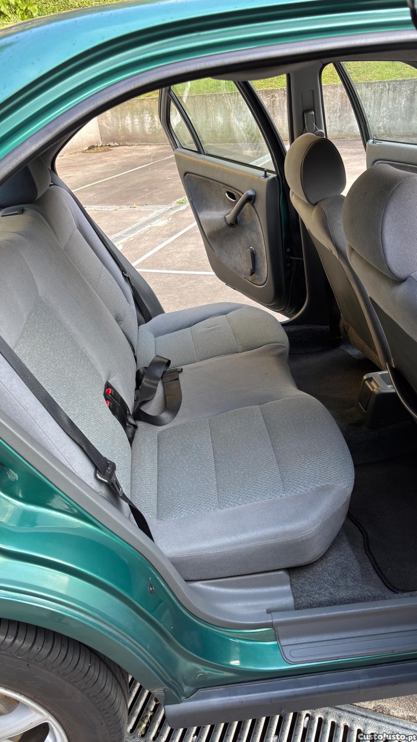 Honda Civic 1.4 Sedan — fotografia 5