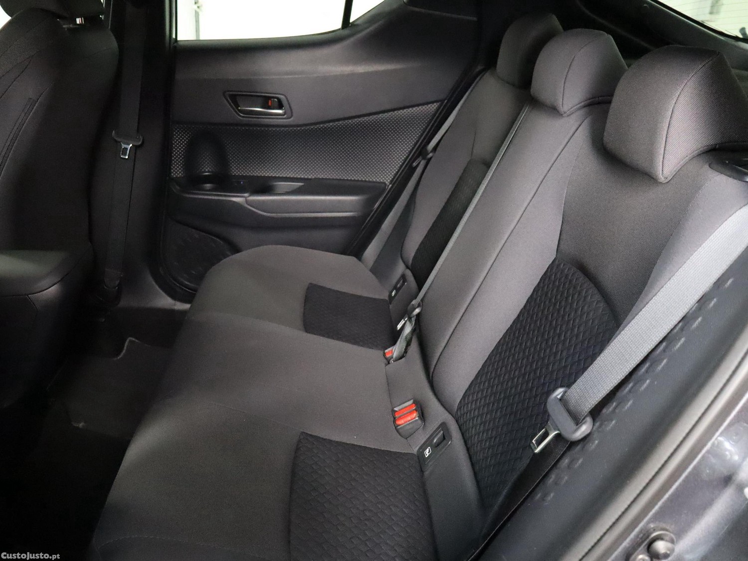 Toyota C-HR 1.8 Hybrid Comfort — fotografia 10