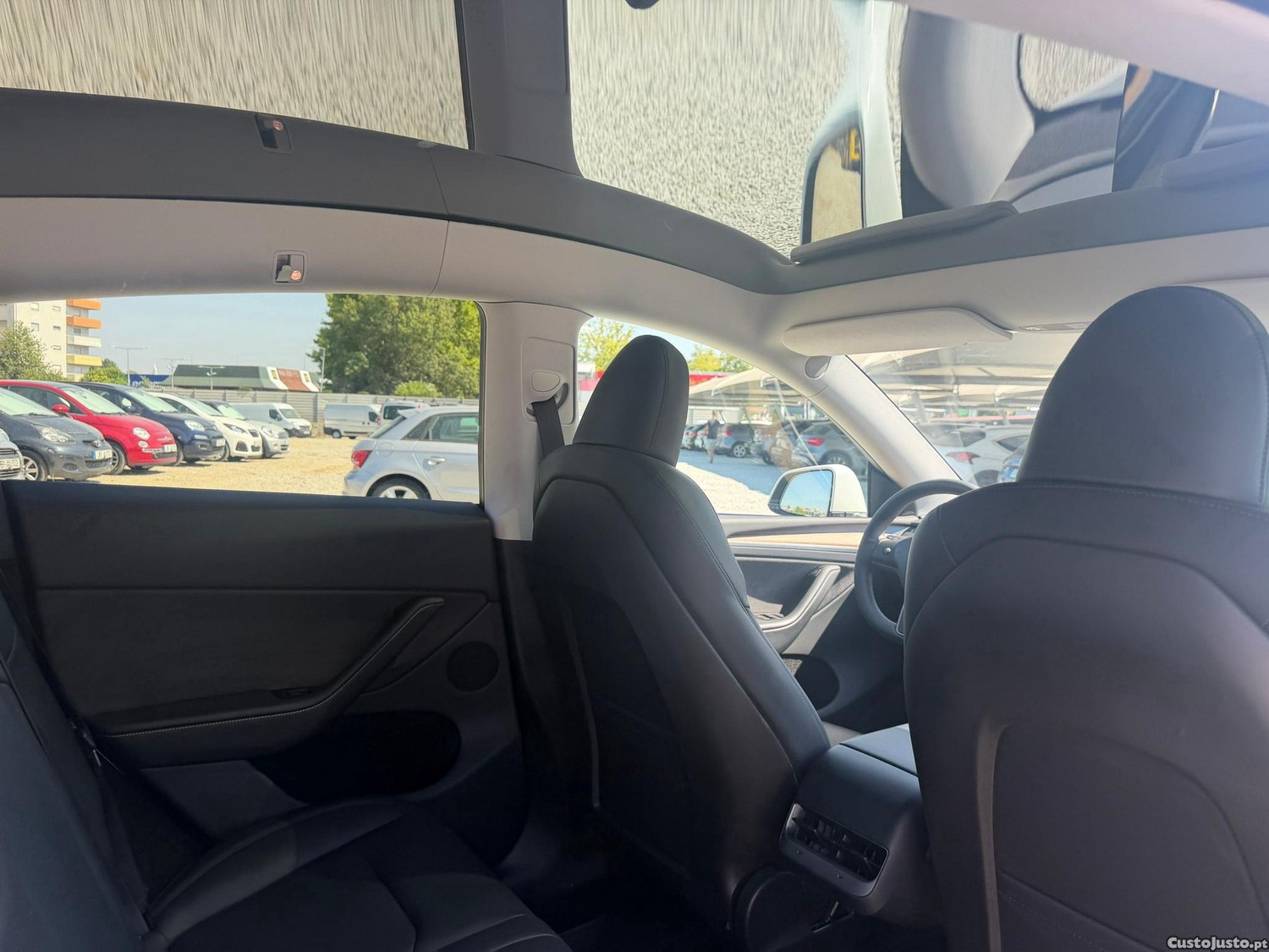 Tesla Model Y Long Range Dual Motor AWD — fotografia 3