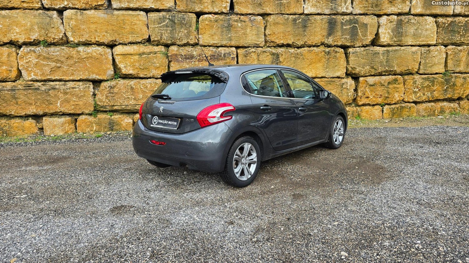 Peugeot 208 1.6 BlueHDi Allure — fotografia 29