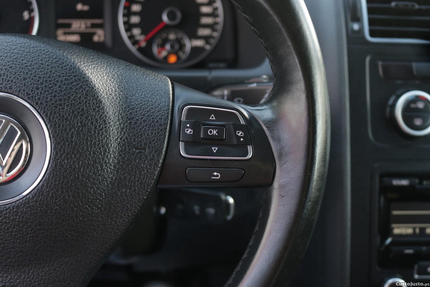 Volkswagen Touran 1.6 TDI BlueMotion Confortline 7L — fotografia 26