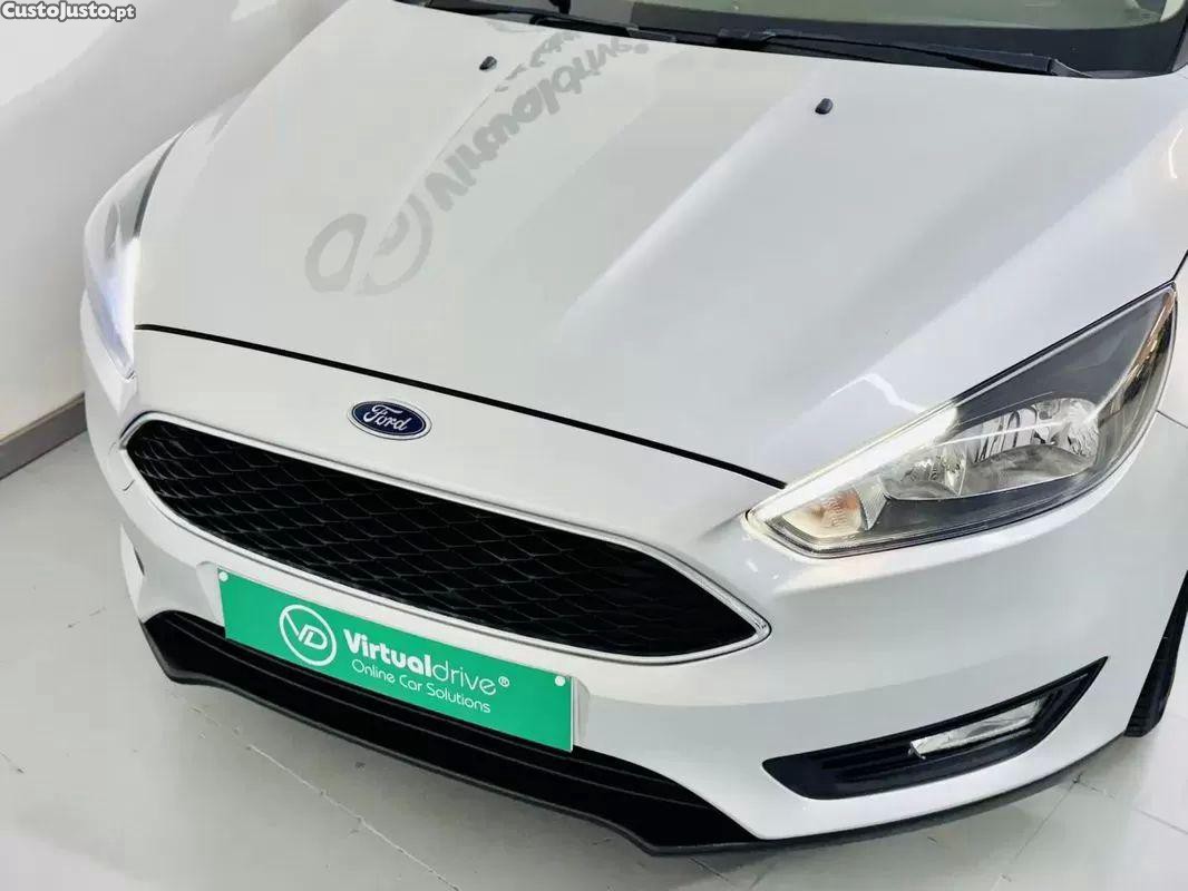 Ford Focus 1.0 ecoboost s&s active x — fotografia 3