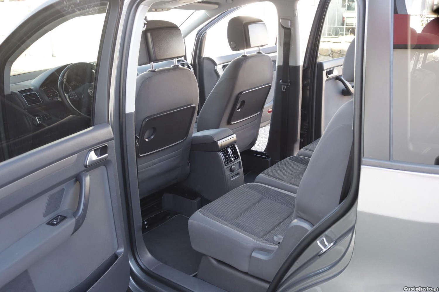 Volkswagen Touran 1.6 TDI BlueMotion Confortline 7L — fotografia 38