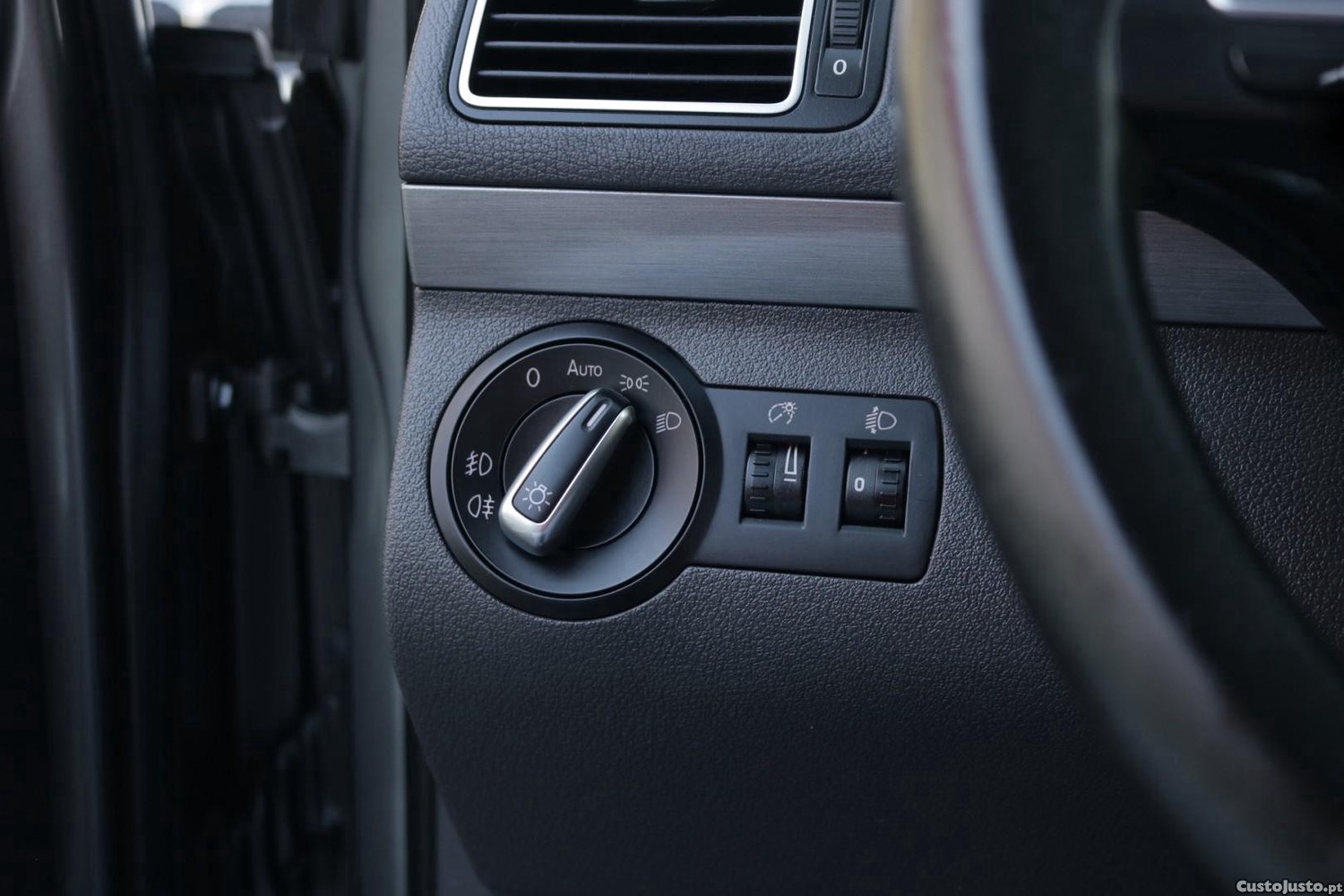 Volkswagen Touran 1.6 TDI BlueMotion Confortline 7L — fotografia 28