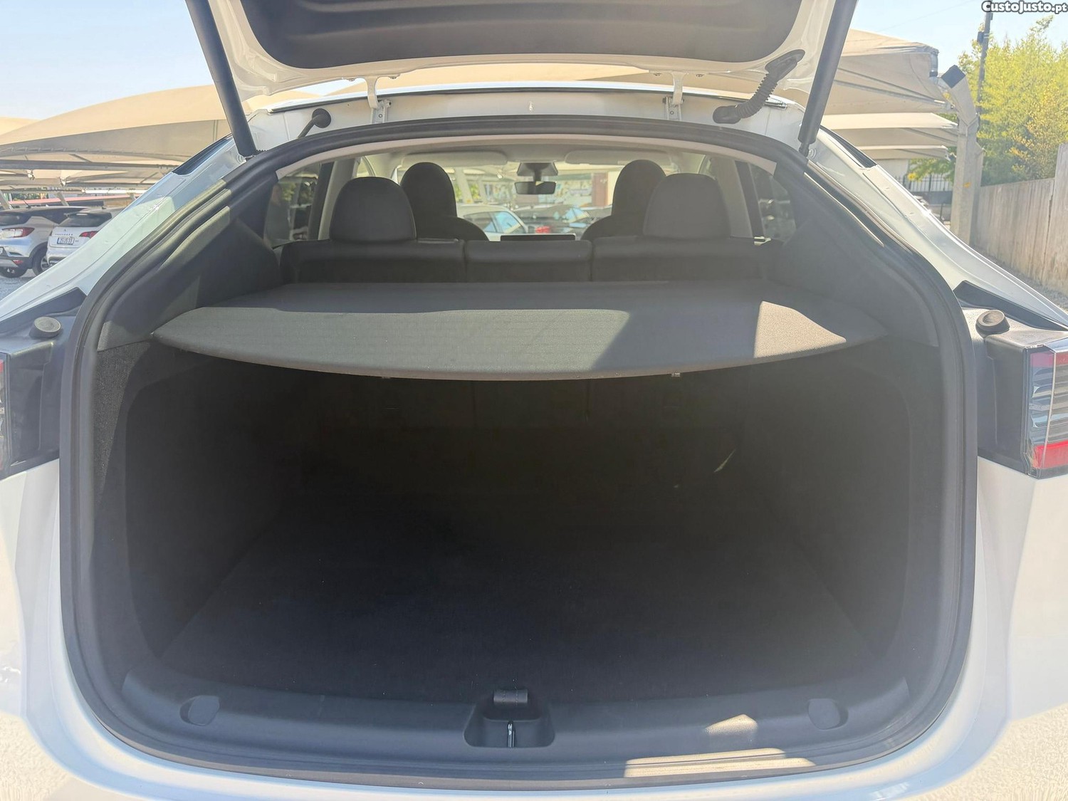 Tesla Model Y Long Range Dual Motor AWD — fotografia 2