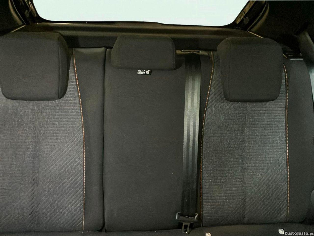 Peugeot 208 1.2 Hybrid Allure e-DCS6 — fotografia 5
